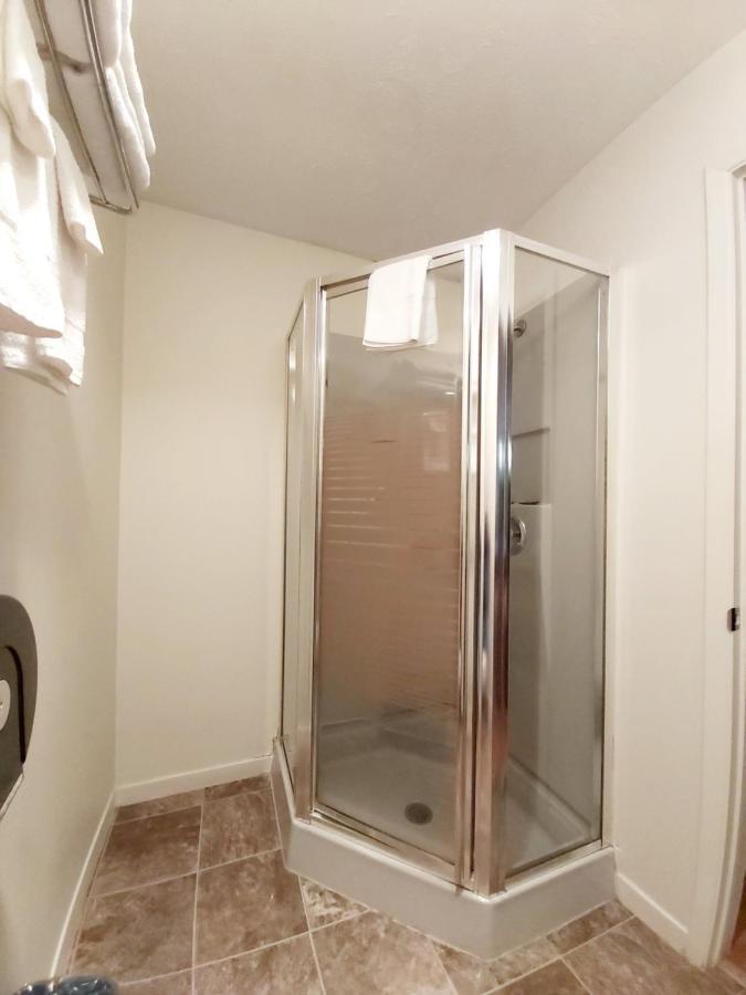 Seely'S Motel Shediac Bagian luar foto